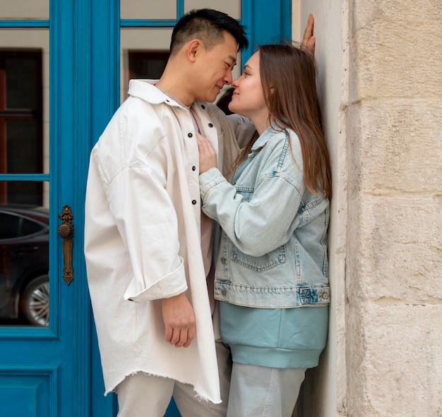 Casal romântico ao ar livre em plano médio