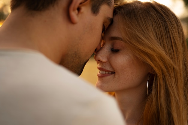 Foto grátis casal romântico ao ar livre vista lateral