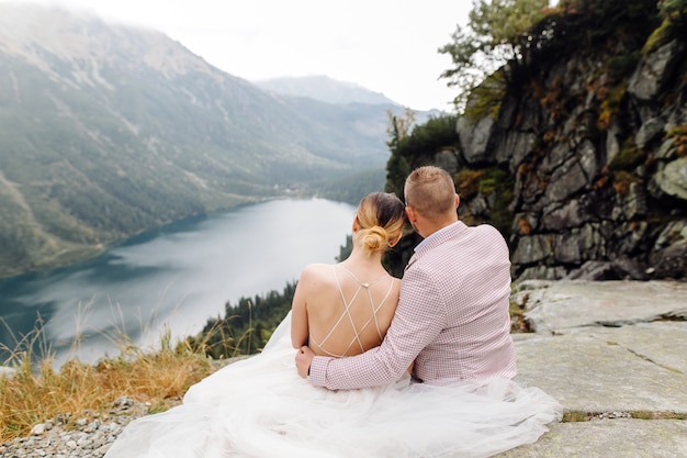 Casal romântico casamento apaixonado pé do lago Sea Eye na Polônia. Montanhas Tatra.