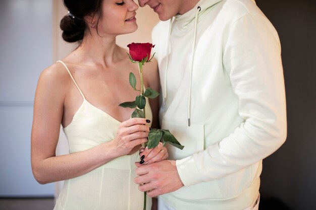 Casal romântico celebrando o dia dos namorados com rosa vermelha