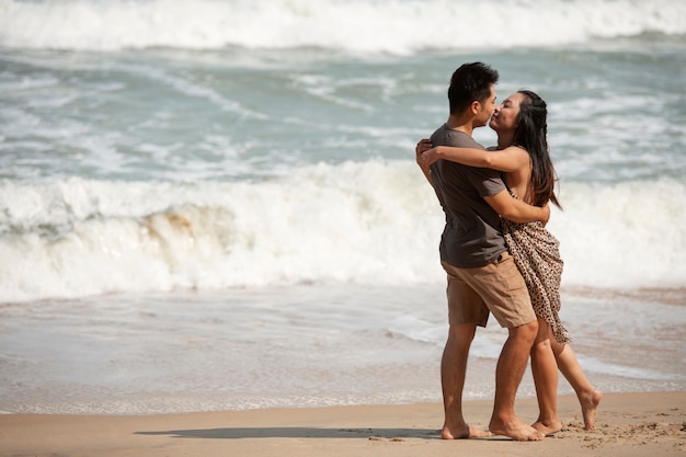 Foto grátis casal romântico completo em férias