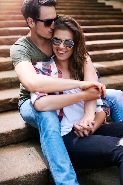 Foto grátis casal romântico curtindo a cidade