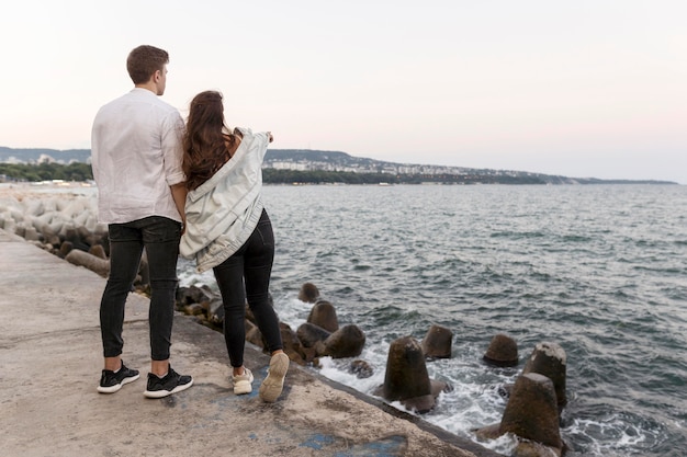 Casal romântico curtindo a vista juntos e de mãos dadas