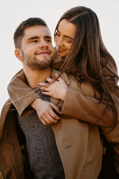 Casal romântico de tiro médio