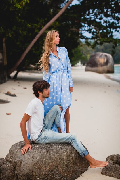 Casal romântico jovem elegante e moderno apaixonado em uma praia tropical durante as férias