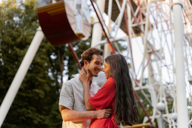 Foto grátis casal romântico juntos na roda gigante no parque