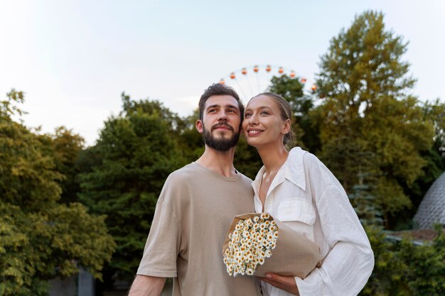 Casal romântico juntos na roda gigante no parque