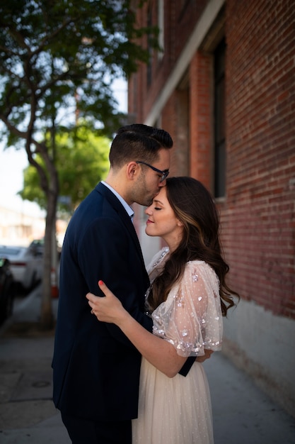 Foto grátis casal romântico na cidade abraçado após o noivado