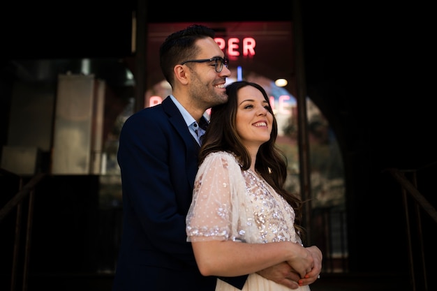 Foto grátis casal romântico na cidade comemorando o noivado juntos