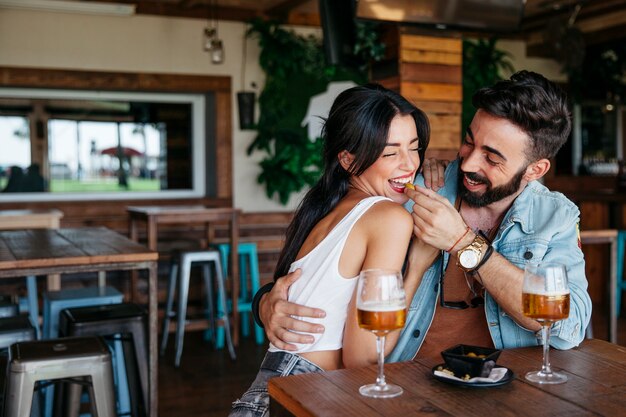 Casal romântico no bar