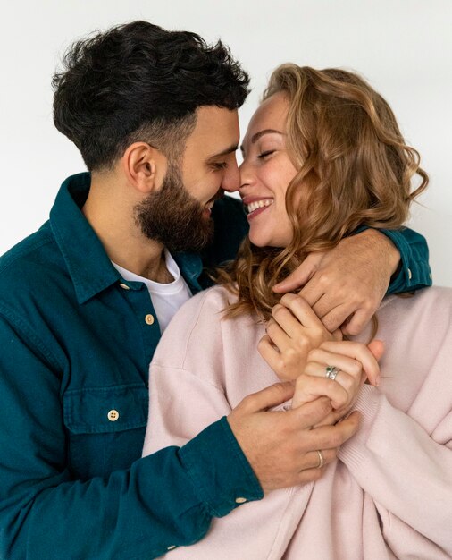 Casal romântico se beijando em casa