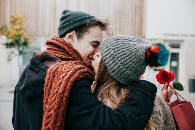 Casal romântico se beijando