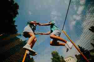 Foto grátis casal saltando no trampolim