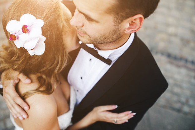 Casal se abraçando depois de se casar