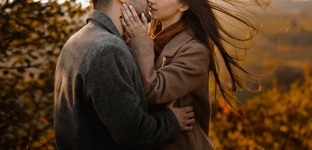 Foto grátis casal se beijando ao ar livre