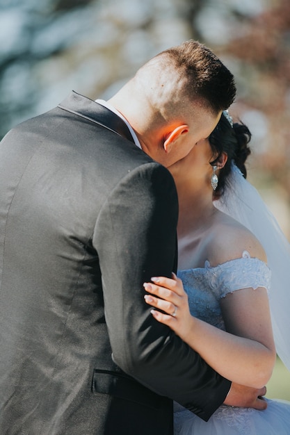 Casal se beijando durante o casamento