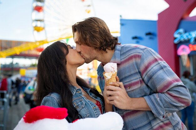 Casal se beijando e comendo sorvete enquanto está em um encontro