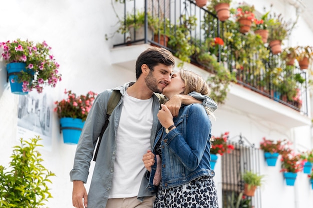 Casal se beijando em tiro médio