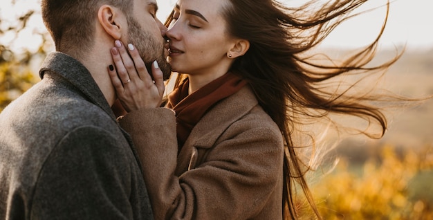 Casal se beijando lá fora