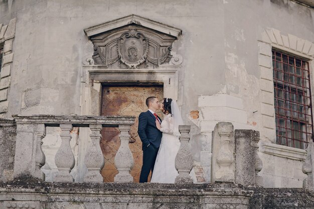 Casal se beijando na frente da igreja