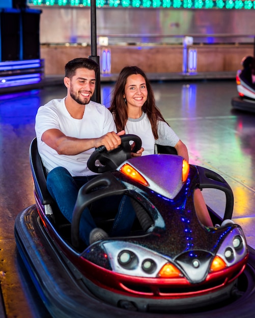 Casal se divertindo em carrinhos