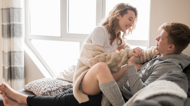 Foto grátis casal se divertindo em casa