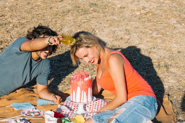 Foto grátis casal se divertindo em piquenique