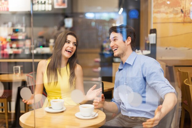 Casal se divertindo no café