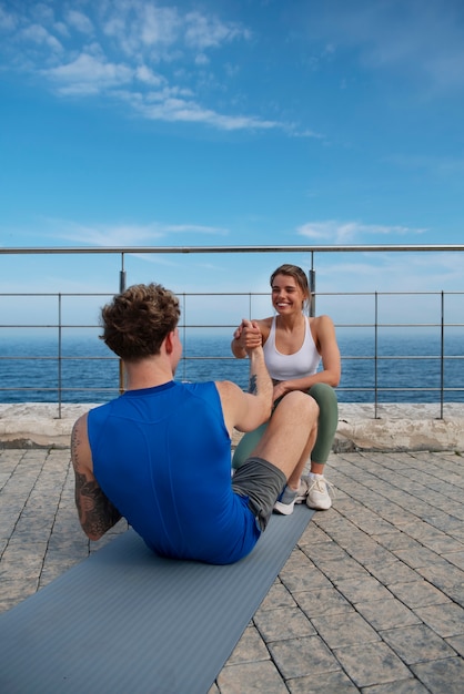 Casal se exercitando juntos ao ar livre