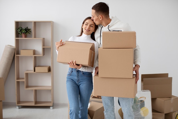 Foto grátis casal se mudando em sua nova casa