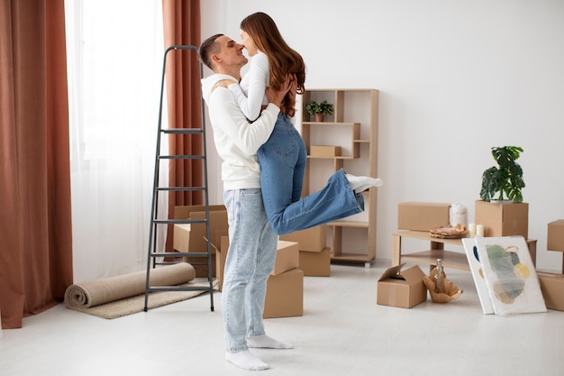 Foto grátis casal se mudando em sua nova casa