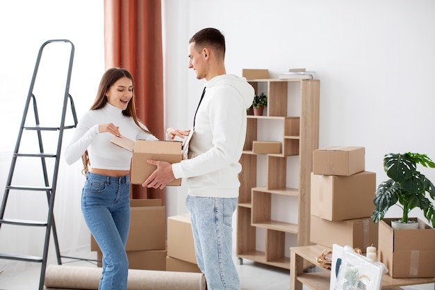 Foto grátis casal se mudando em sua nova casa