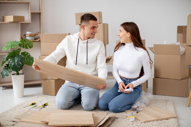 Casal se mudando em sua nova casa