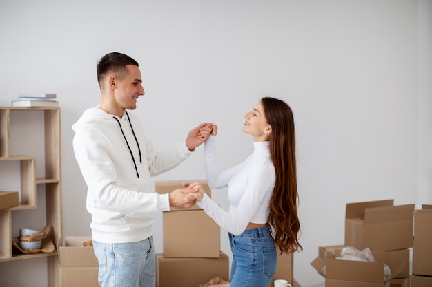 Casal se mudando em sua nova casa