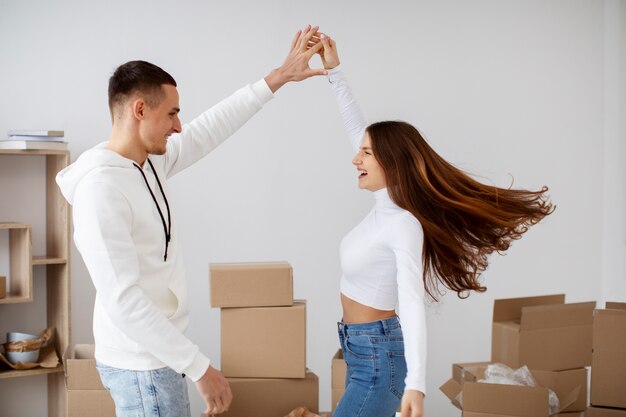 Casal se mudando em sua nova casa