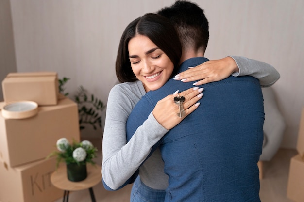 Casal se mudando para sua nova casa