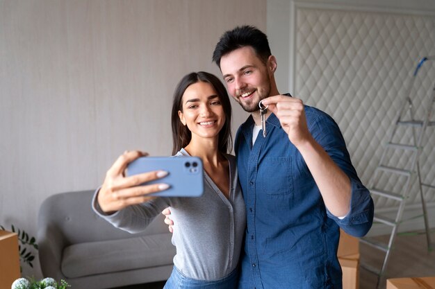 Casal se mudando para sua nova casa