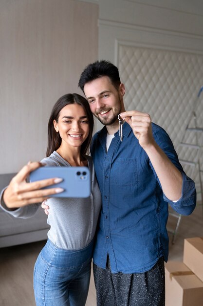 Casal se mudando para sua nova casa