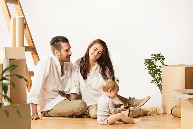 Casal se mudar para uma nova casa. Pessoas casadas felizes compram um apartamento novo para começar uma nova vida juntos