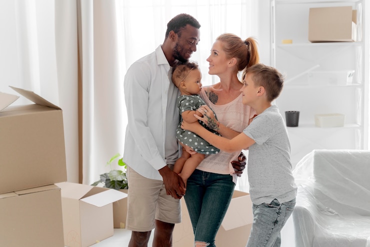 Foto grátis casal se preparando para se mudar com seus filhos