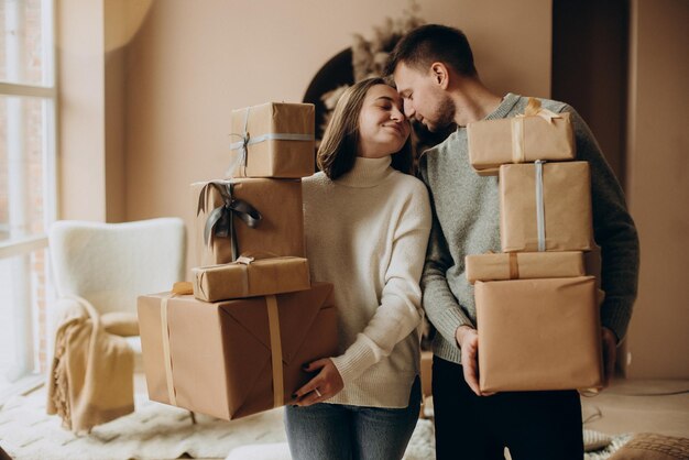 Casal segurando presentes de natal