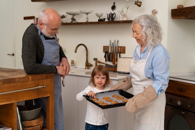 Foto grátis casal sênior cozinhando juntos na cozinha com neto