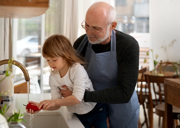 Casal sênior cozinhar juntos na cozinha