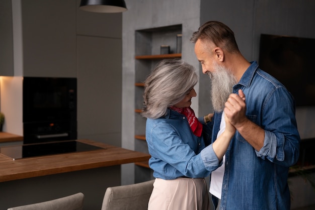 Foto grátis casal sênior dançando em casa