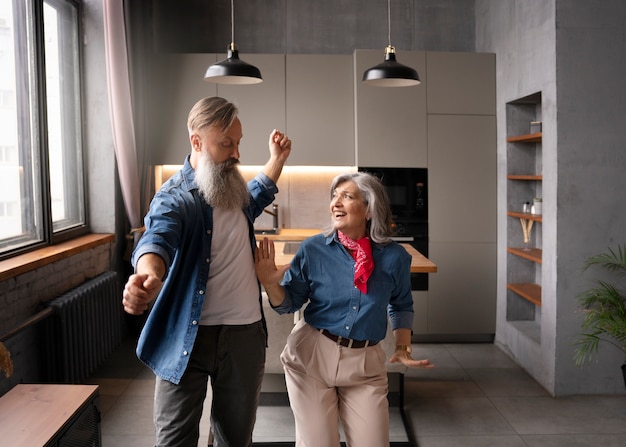 Foto grátis casal sênior dançando em casa