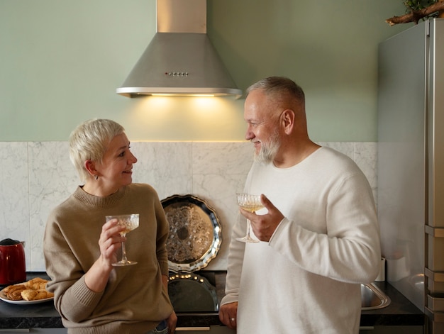 Foto grátis casal sênior dançando em casa