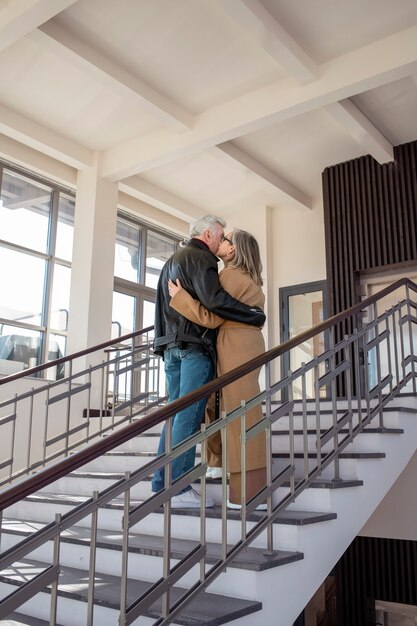 Casal sênior de tiro completo se beijando