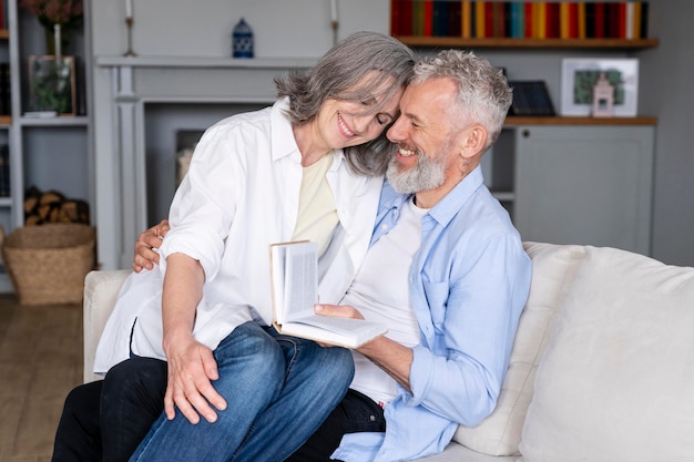 Foto grátis casal sênior de tiro médio com livro