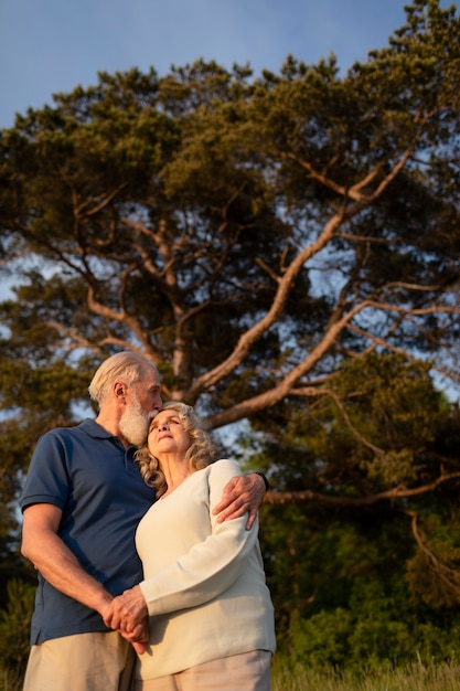 Foto grátis casal sênior em foto média ao ar livre