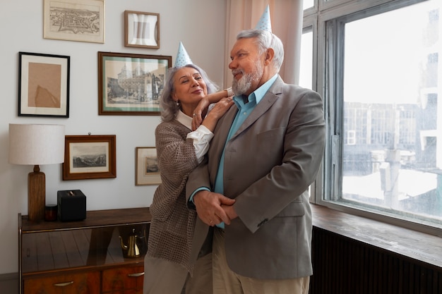 Foto grátis casal sênior em foto média comemorando aniversário